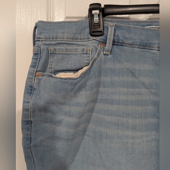 Signature by Levi Strauss Light Wash Denim Bermuda Shorts in Size 22 (W36) - Picture 2 of 12